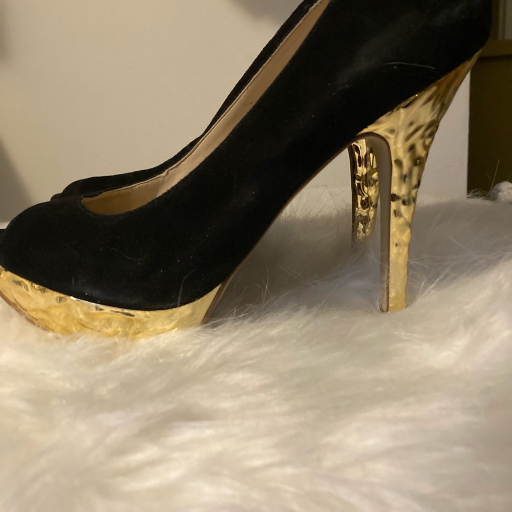Gently worn Enzo Angiolino size 9 black suede with gold heel pumps